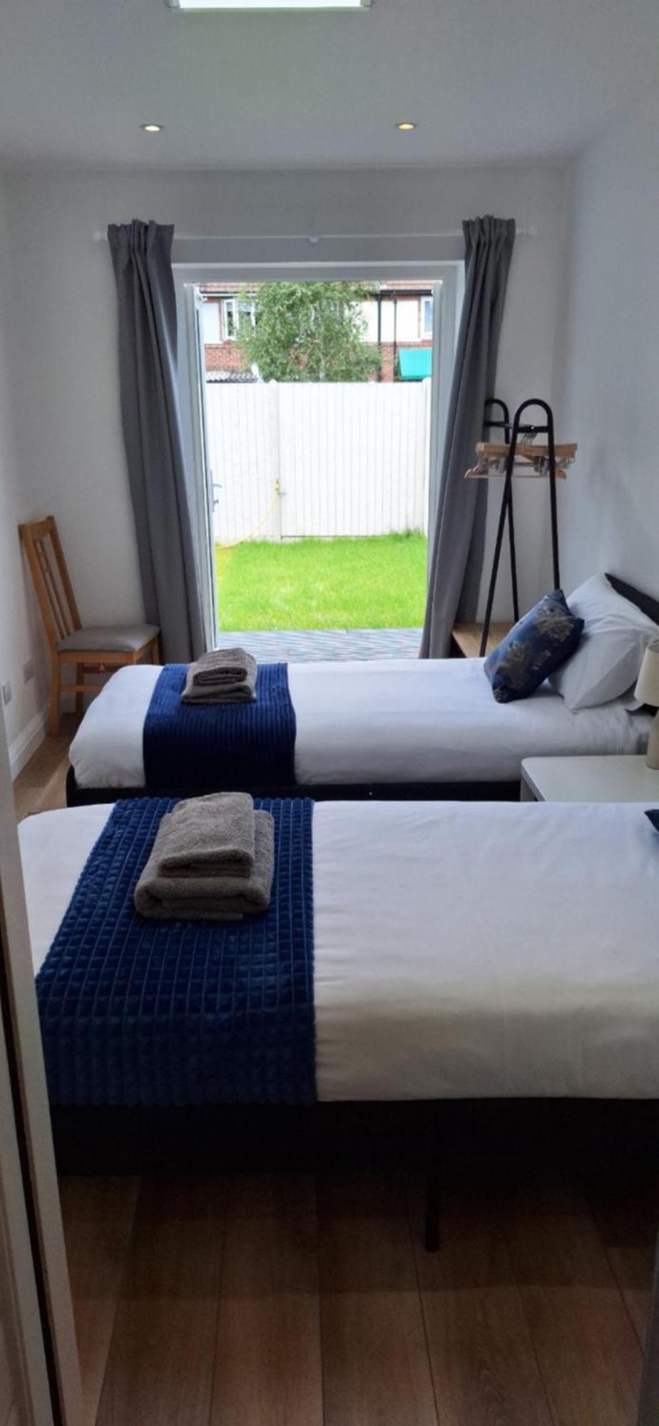 New 3 Bedrooms Flat In Ashford Near Heathrow Exterior photo